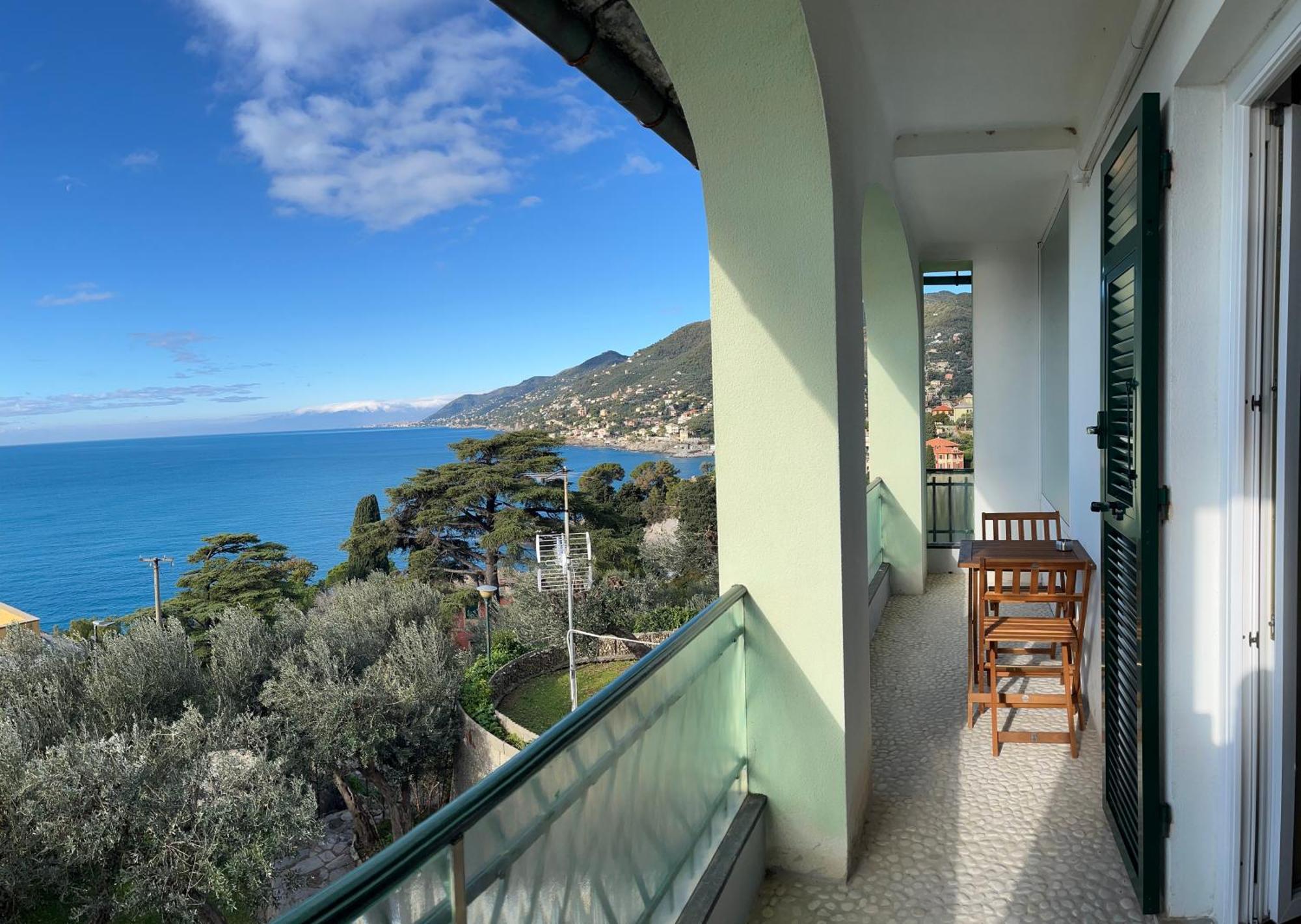 Camera Matrimoniale con Balcone e Vista Mare